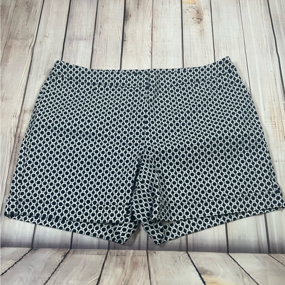 Soho Apparel Black and White Geometric Print Shorts w/ Stretch. Size 14 - Picture 1 of 5